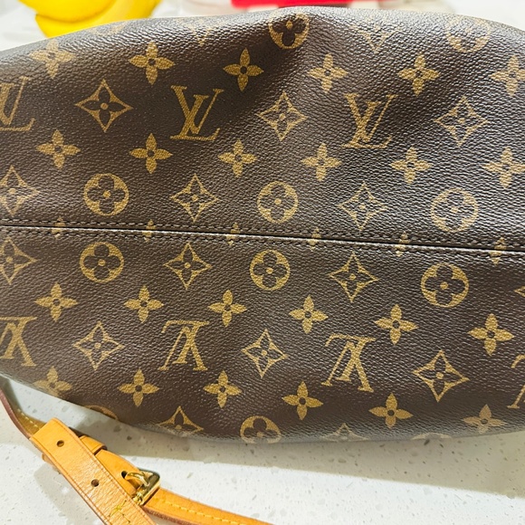 Louis Vuitton Crossbody - Picture 11 of 11
